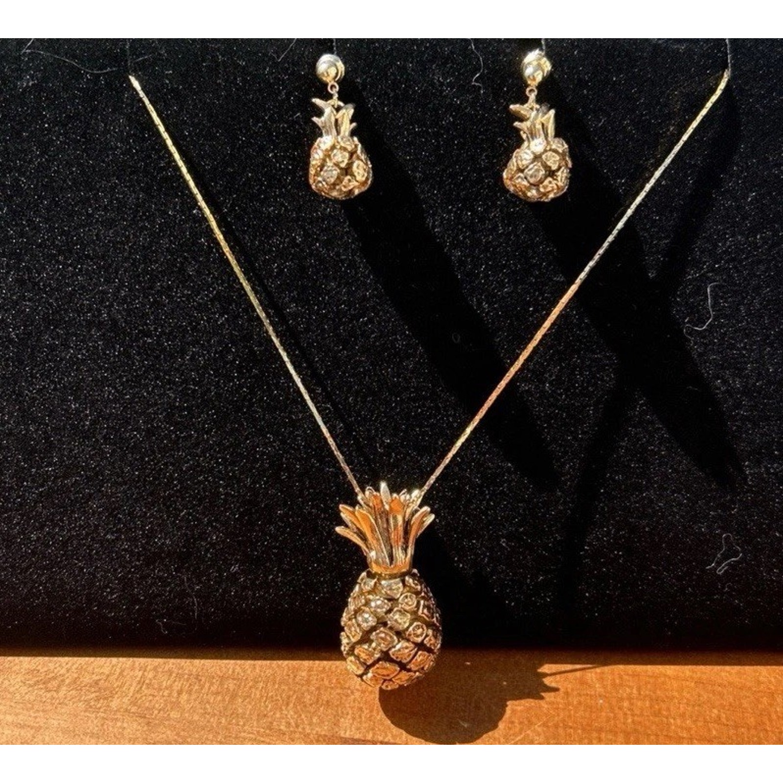 Pineapple Pendant Necklace Earring Set Gold Tone Hawaiian Hospitality Symbol Pineapple Pendant Necklace Earring Set Gold Tone Hawaiian Hospitality Symbol